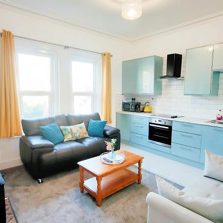 Flat-C, 4 Adults, 20 Mins To Beach, Netflix, Wifi, Sleeps 4 Adults بورنماوث المظهر الخارجي الصورة