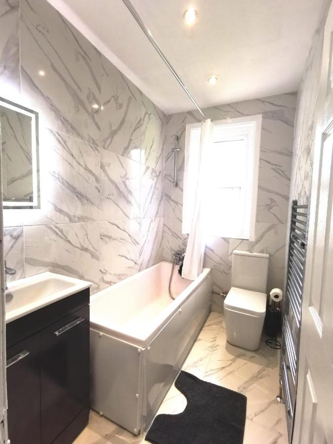 Flat-C, 4 Adults, 20 Mins To Beach, Netflix, Wifi, Sleeps 4 Adults بورنماوث المظهر الخارجي الصورة