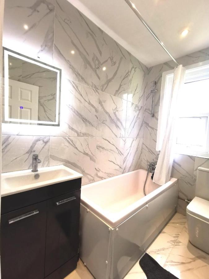 Flat-C, 4 Adults, 20 Mins To Beach, Netflix, Wifi, Sleeps 4 Adults بورنماوث المظهر الخارجي الصورة